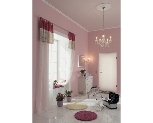 Rosafarbenes Zimmer mit Fenster, Vorhängen, Kommode, Spiegel, Kronleuchter, Tür, Werkzeugkasten und runden Teppichen