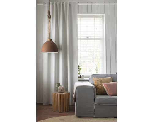 Wohnzimmer mit Vorhang, Sofa, Beistelltisch und Hängelampe für eine gemütliche Atmosphäre.