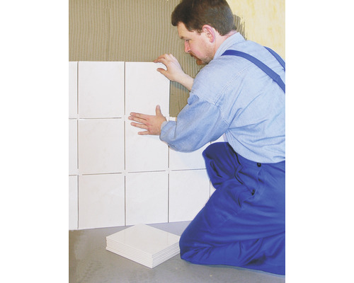 Fliesenleger bei der Arbeit mit Wandfliesen