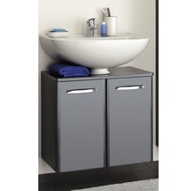 Badezimmer mit Waschtisch, Waschtischunterschrank mit zwei Türen, Waschbecken, Armatur, Handtuch und Badaccessoires