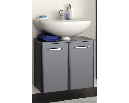 Badezimmer mit Waschtisch, Waschtischunterschrank mit zwei Türen, Waschbecken, Armatur, Handtuch und Badaccessoires