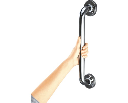 Eine Hand hält einen Haltegriff aus Edelstahl.