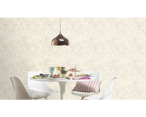 Szene mit Esstisch, Stühlen, Geschirr und Pendelleuchte vor einer Wand mit Tapete.