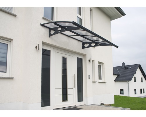 Haustürvordach mit Trägern an Hauswand montiert