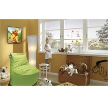 Kinderzimmer mit Sitzsack, Stehleuchte, Fensterdekoration und Wandbild