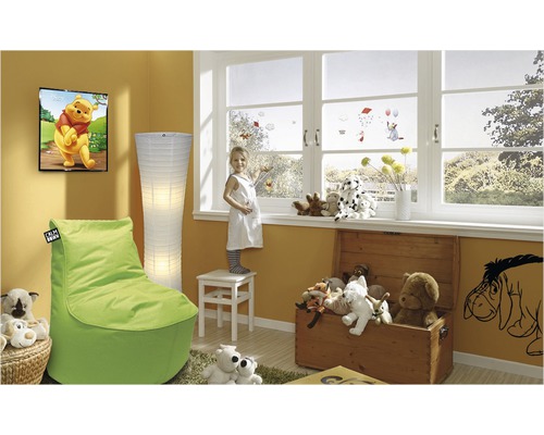 Kinderzimmer mit Sitzsack, Stehleuchte, Fensterdekoration und Wandbild