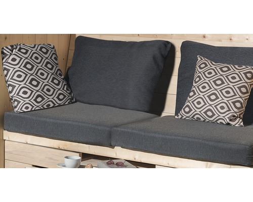 Gartenlounge mit grauen Sitzkissen und gemusterten Zierkissen