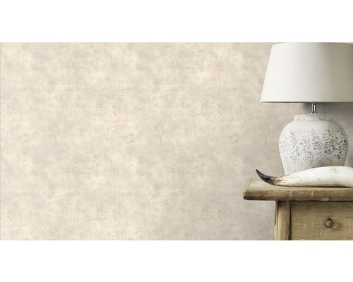 Wohnraum mit gemusterter Tapete und Tischleuchte