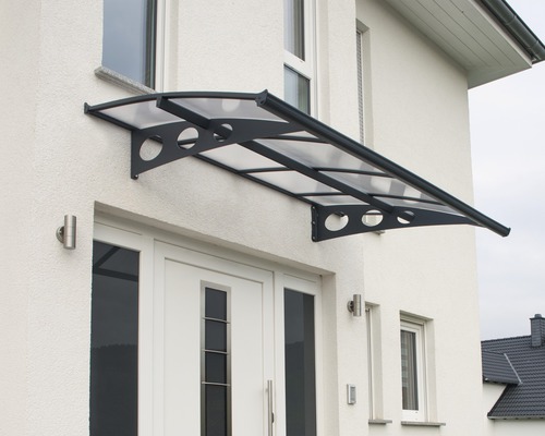 Haustürvordach aus Kunststoff und Metall am Hauseingang