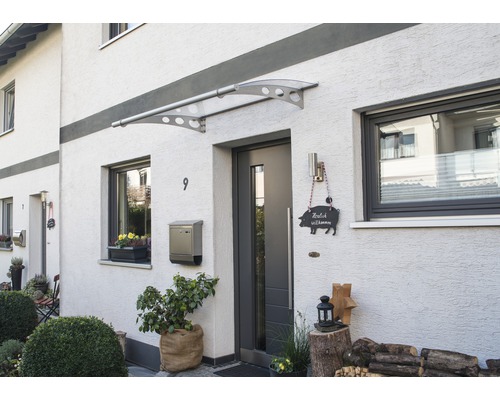 Eingangsbereich eines Hauses mit Vordach und Haustür
