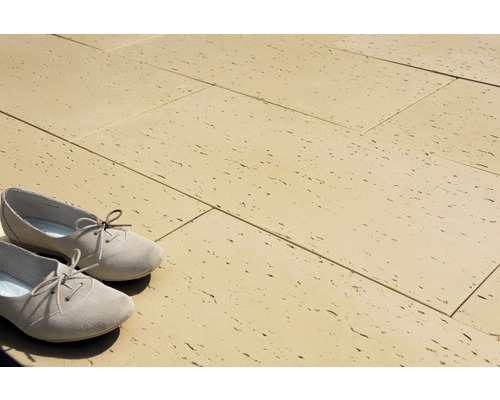 Bodenfliesen aus Travertin mit Schuhen im Format.