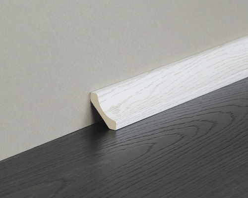 Sockelleiste aus Holz an Wand und Boden