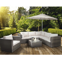 Gartenszene mit grauer Loungegruppe, Sessel, Tisch, Sonnenschirm und Dekoration auf einer Holzterrasse