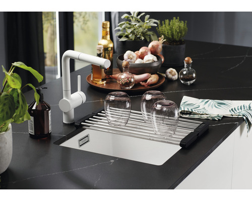 Küchenszene mit Spüle, Abtropfgestell, Armatur und verschiedenen Küchenutensilien