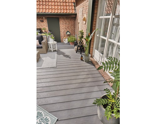 Terrasse mit grauen Terrassendielen, Gartenmöbeln und Pflanzen