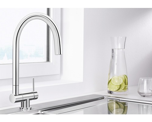 Küchenarmatur aus Metall mit hohem Auslauf neben einem Fenster