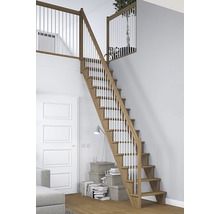 Treppe mit Geländer in einem hellen Wohnraum