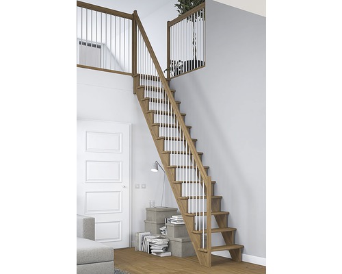 Treppe mit Geländer in einem hellen Wohnraum