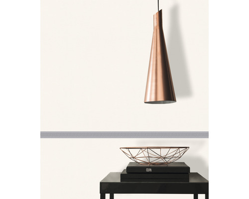 Wohnraum mit Bordüre, Pendelleuchte und Dekoration