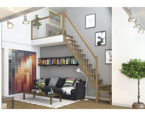Wohnzimmer mit Treppe zum Zwischengeschoss, Bücherregal und Sofa.