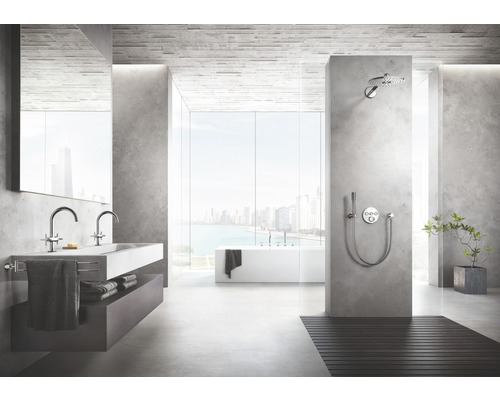 Helles Badezimmer mit Waschtisch, Dusche, Badewanne und großem Fenster mit Blick auf eine Stadt