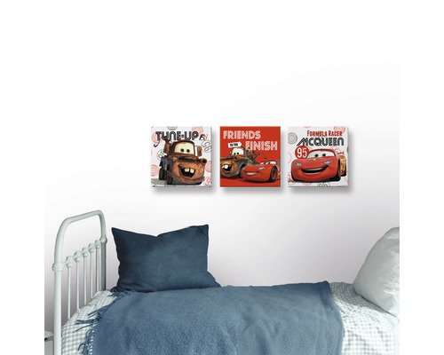 Dekorative Leinwandbilder mit Cars Motiven über einem Kinderbett