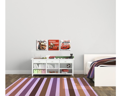 Kinderzimmer mit Disney Cars Wandbildern, Teppich und weißen Möbeln