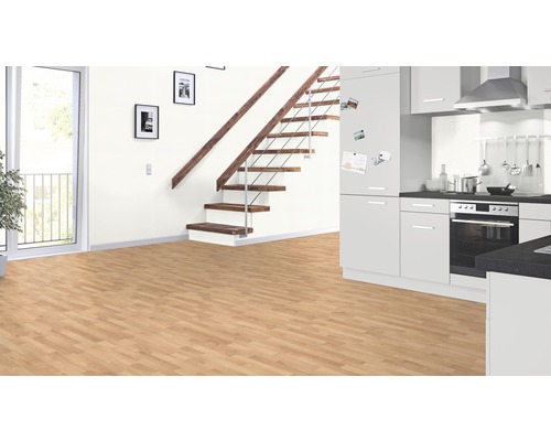 Heller Raum mit Holzboden, Treppe und Küche