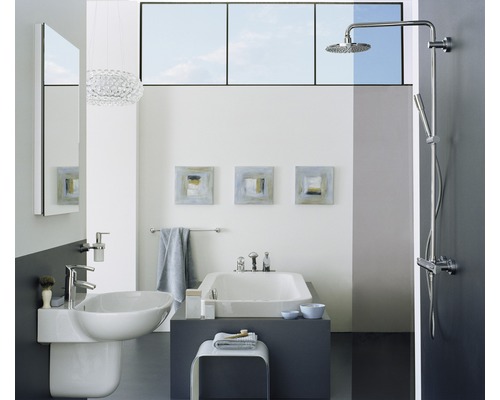 Badezimmer mit Waschbecken, Badewanne und Dusche