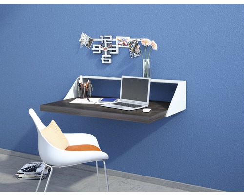 Wandklapptisch mit Laptop, Stiften und Dekoration in einem Arbeitszimmer