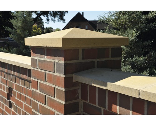 Pfeilerabdeckung Spitzdach naturgrau 40 cm x 40 cm x 4-6-4 cm Ziegelmauer mit Mauerabdeckung und Mauerkrone