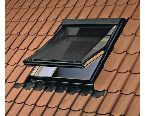 Dachfenster mit Insektenschutzgitter auf einem Ziegeldach