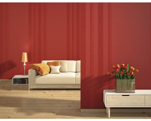 Wohnzimmer mit gestreifter Tapete, Sofa, Tischlampe und Blumenvase