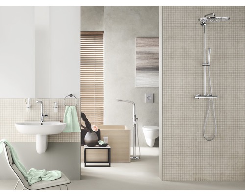 Helles Badezimmer mit Waschbecken, Armatur, Dusche und WC