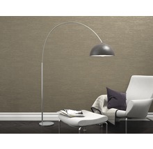 Wohnzimmer mit Stehlampe, Sessel und Hocker