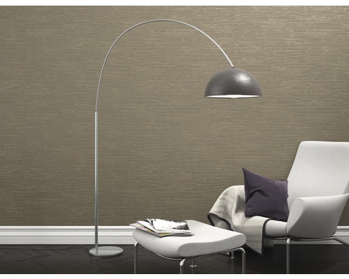 Wohnzimmer mit Stehlampe, Sessel und Hocker