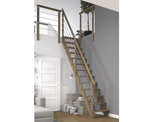 Holztreppe mit Edelstahlseilen in einem Wohnraum