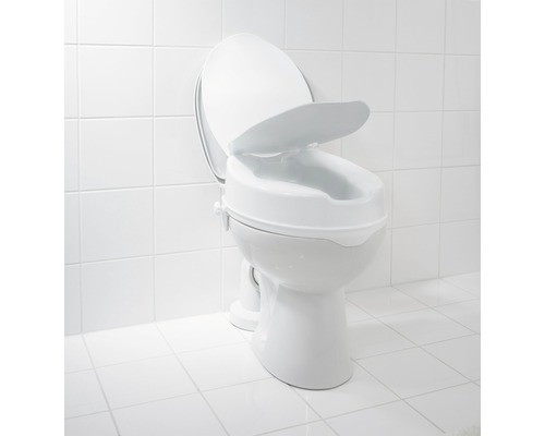 Toilettensitzerhöhung auf einer Toilette im Badezimmer.