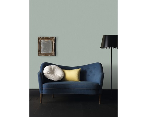 Szene mit blauem Sofa, Kissen, Stehlampe und Spiegel