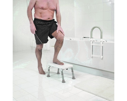 Mann benutzt einen Badhocker und eine Badeleiter im Badezimmer.