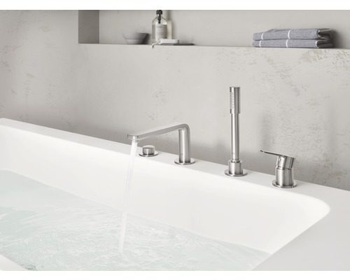 Freistehende Badewanne mit Armatur und Handbrause