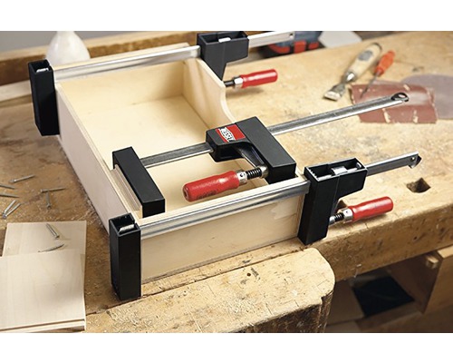 Holzkiste fixiert mit Zwingen auf einer Werkbank