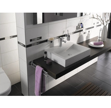 Modernes Badezimmer mit Waschbecken, Armatur und Handtuchhalter
