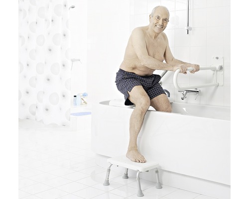 Badezimmer mit Badewanne, Haltegriff und Badewannenhocker für mehr Sicherheit
