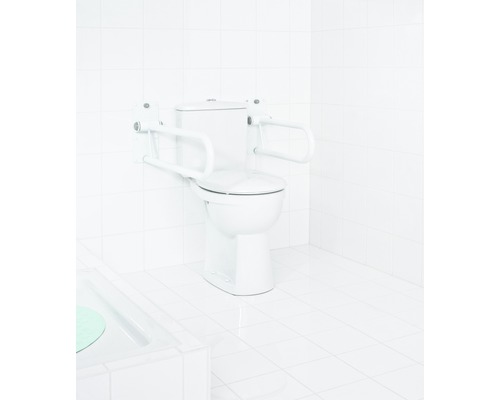 Toilette mit Haltegriffen in einem Badezimmer