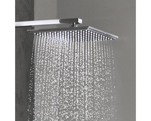 Quadratischer Duschkopf mit fließendem Wasser