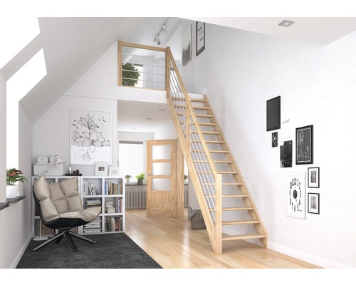 Wohnraum mit Holztreppe zum Dachgeschoss, Leseecke und Tür