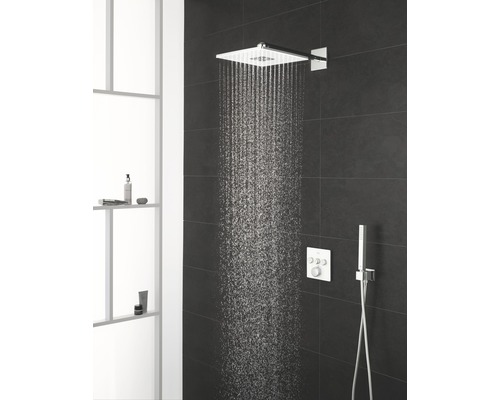 Regendusche mit Handbrause und Thermostat in einem Badezimmer