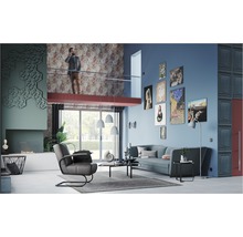 Wohnzimmer mit Sofa, Sessel, Teppich, Tisch, Dekoration und einer Person auf einer Galerie