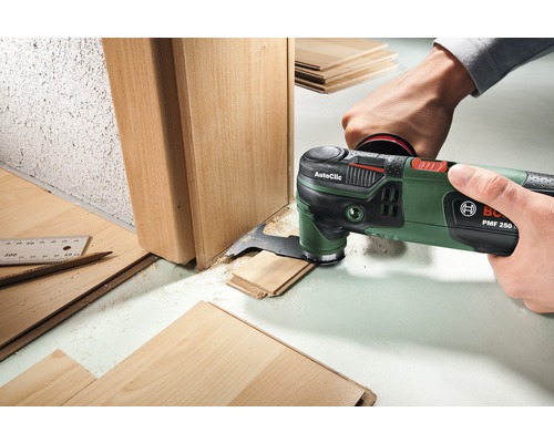 Oszillierendes Multifunktionswerkzeug beim Bearbeiten eines Türrahmens